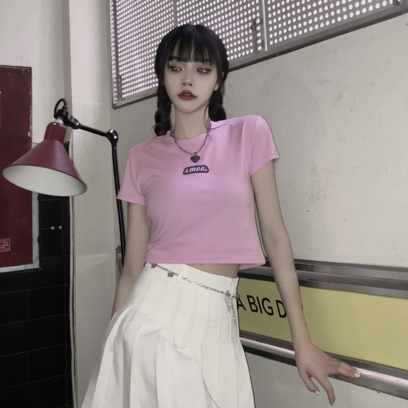 帮手描述图：短款上衣女ins夏季2021年新款韩国字母黑色紧