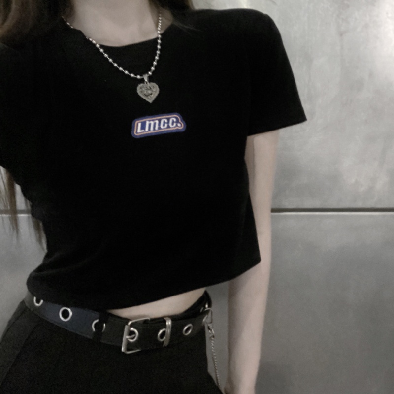 帮手描述图：短款上衣女ins夏季2021年新款韩国字母黑色紧