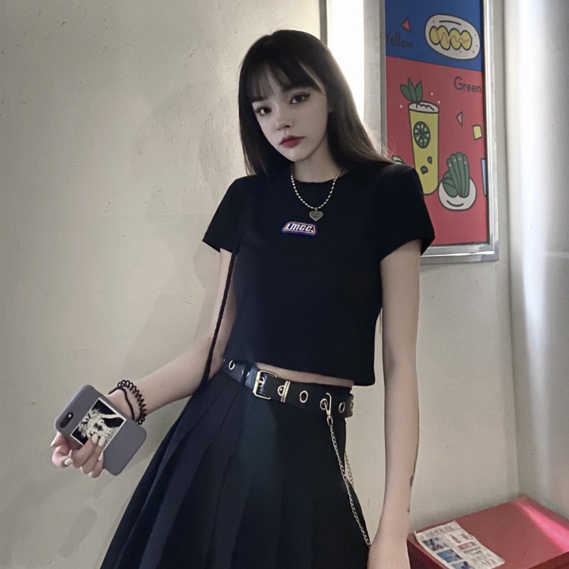 帮手描述图：短款上衣女ins夏季2021年新款韩国字母黑色紧