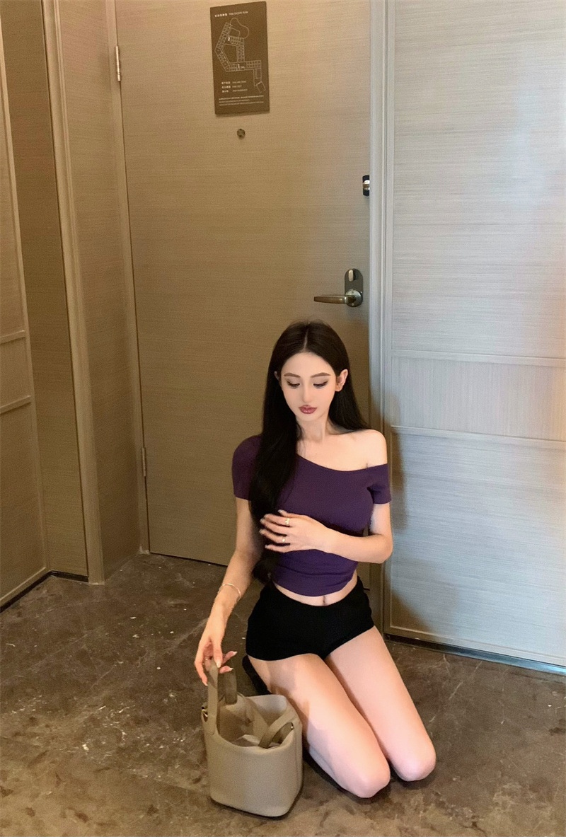 复制_性感辣妹斜领露肩短袖T恤女夏季不规则修身.jpg