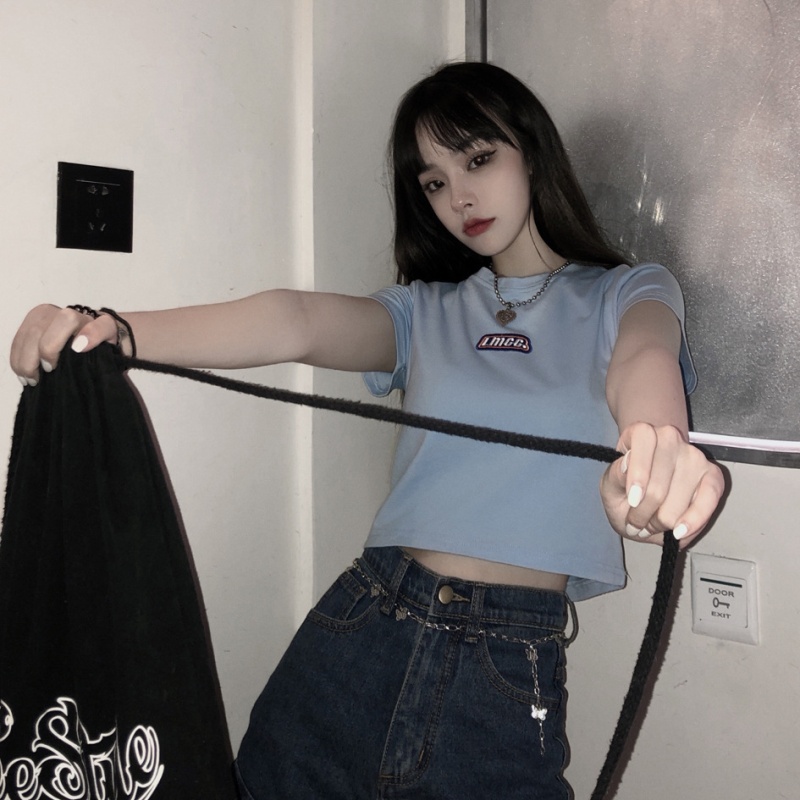 帮手描述图：短款上衣女ins夏季2021年新款韩国字母黑色紧