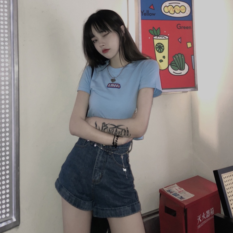 帮手描述图：短款上衣女ins夏季2021年新款韩国字母黑色紧