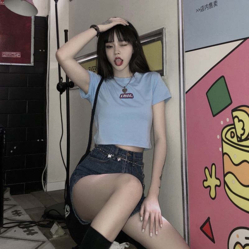 帮手描述图：短款上衣女ins夏季2021年新款韩国字母黑色紧