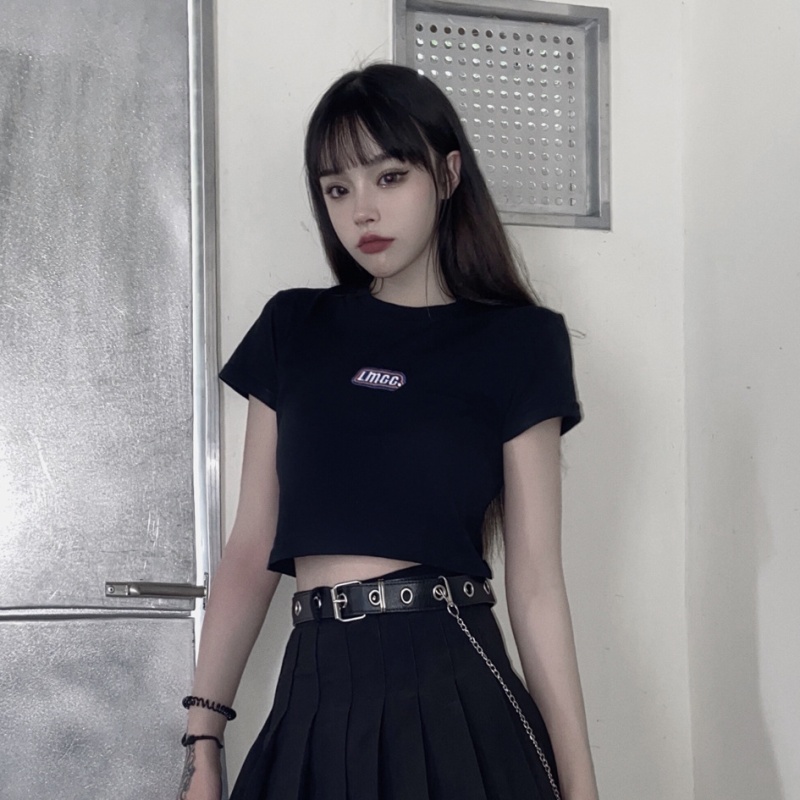 帮手描述图：短款上衣女ins夏季2021年新款韩国字母黑色紧