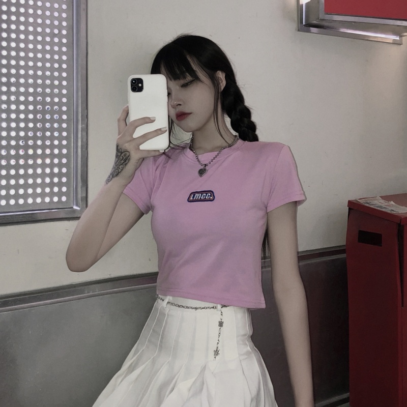 帮手描述图：短款上衣女ins夏季2021年新款韩国字母黑色紧