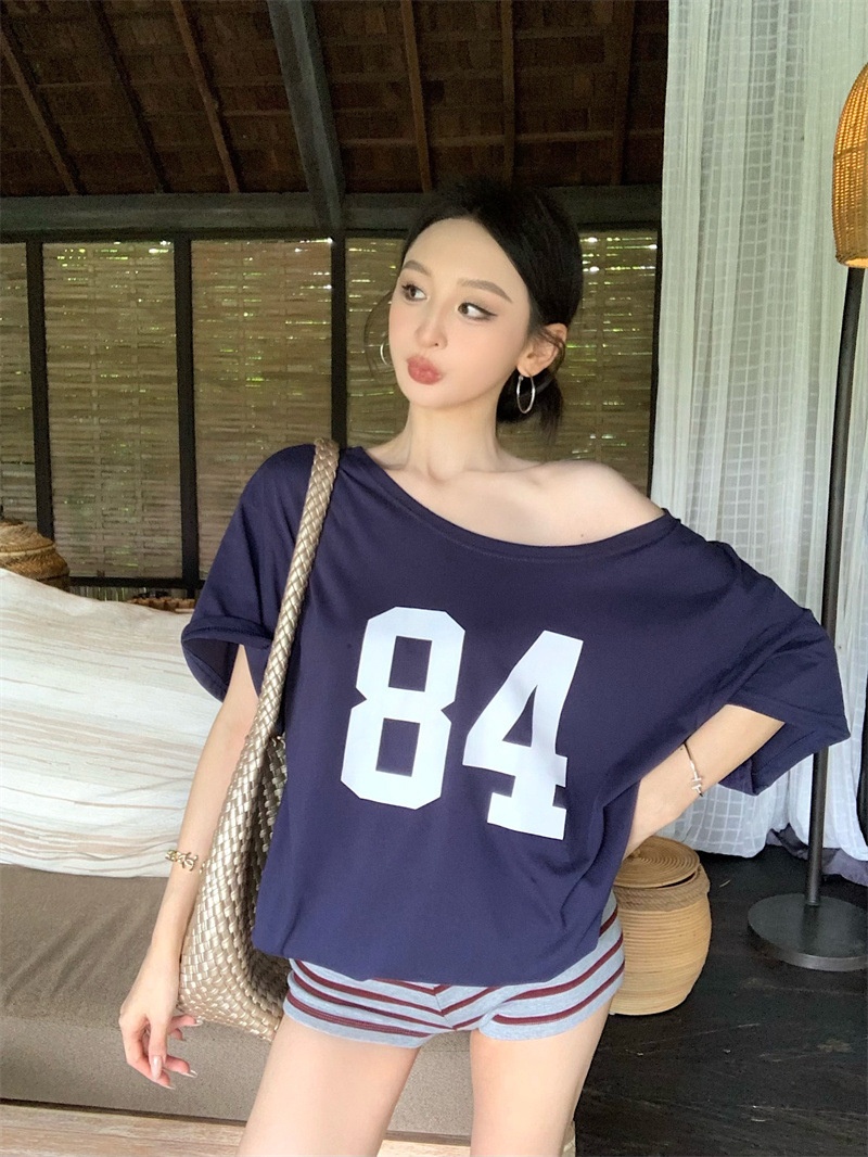 复制_藏蓝色印花斜肩短袖T恤女夏季慵懒宽松美式.jpg