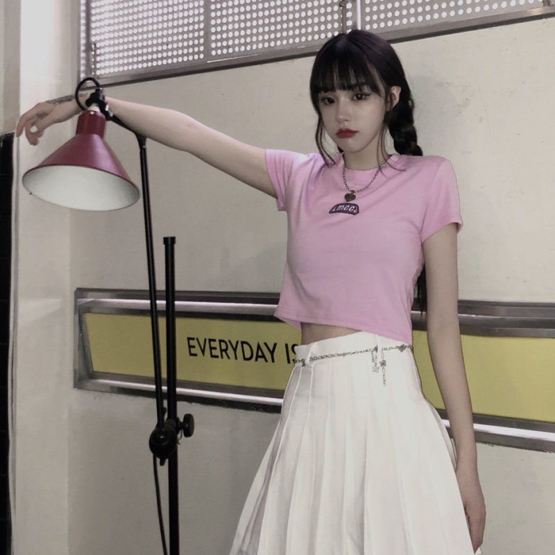 帮手描述图：短款上衣女ins夏季2021年新款韩国字母黑色紧