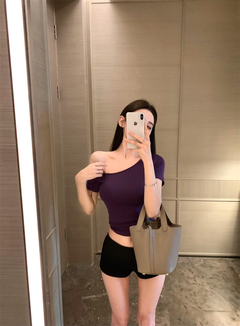 复制_性感辣妹斜领露肩短袖T恤女夏季不规则修身.jpg