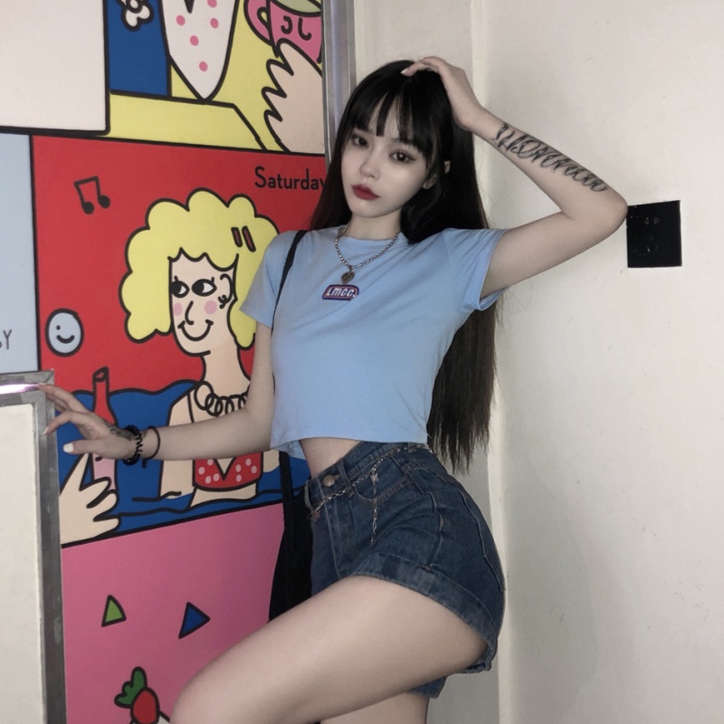 帮手描述图：短款上衣女ins夏季2021年新款韩国字母黑色紧